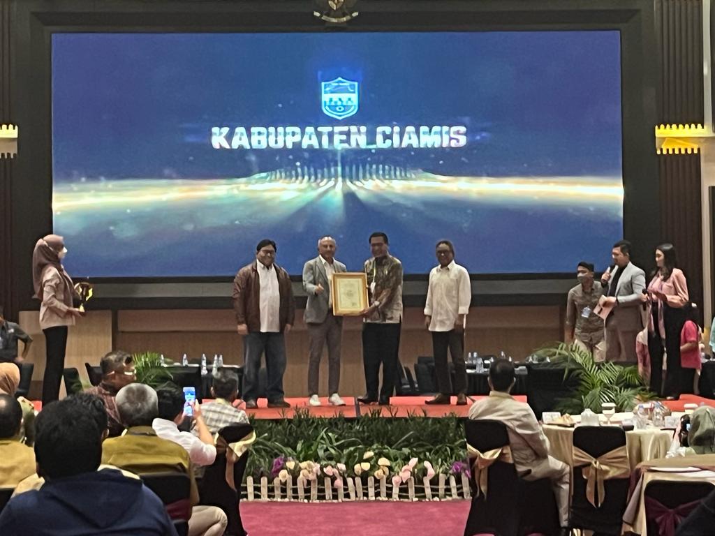 Membanggakan ! ! Pemkab Ciamis Dalam Sehari Menerima Tiga Penghargaan Tingkat Nasional, Salah Satunya Indeks Reformasi Birokrasi Predikat B Dari KemenpanRB Dan KSPP Dengan Predikat Zona Hijau Dari Ombudsman RI