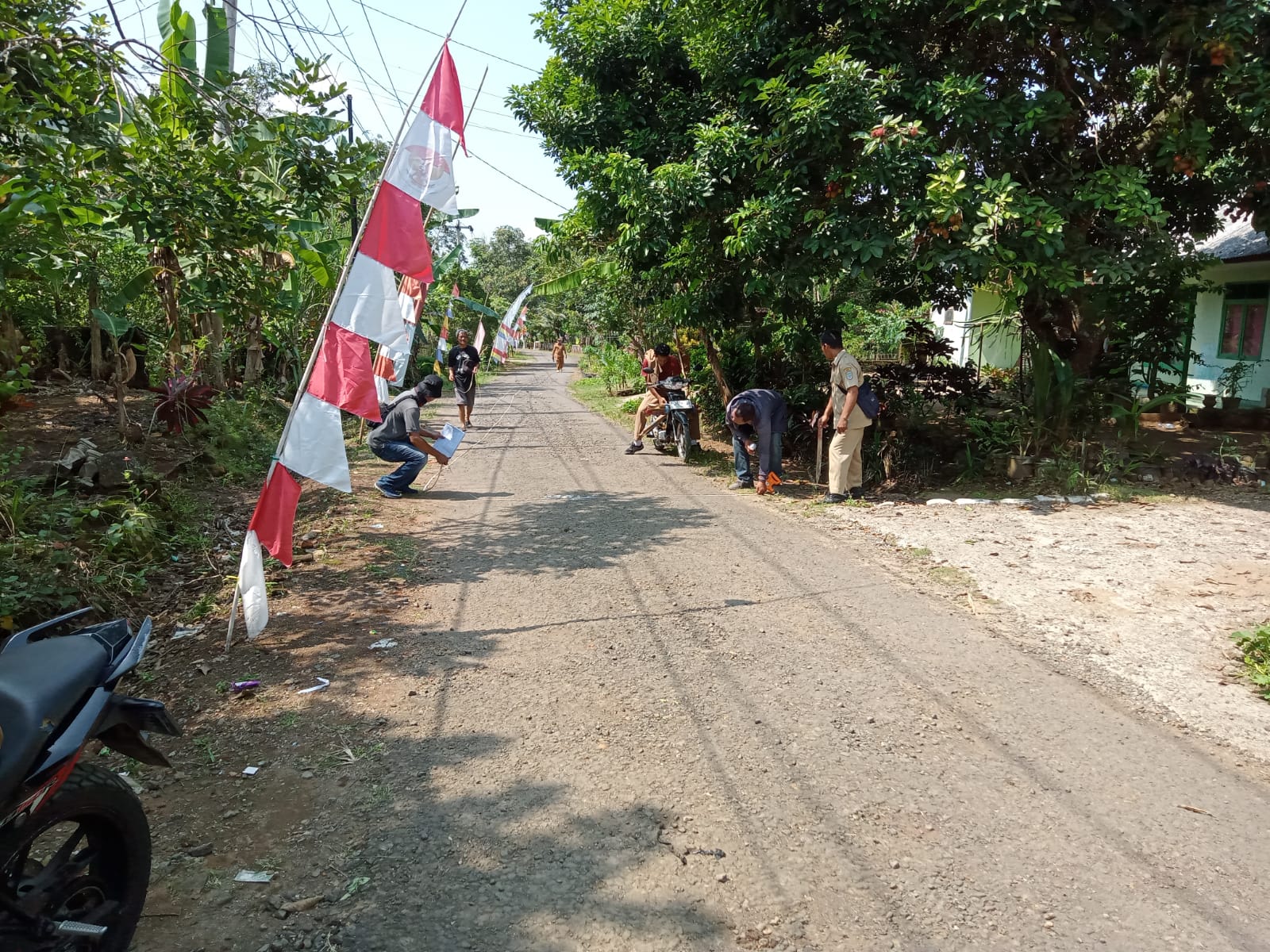 PENANTIAN BERTAHUN TAHUN,KINI JALAN KABUPATEN YANG BERADA DI DESA KUTAWARINGIN KINI AKAN DI BANGUN